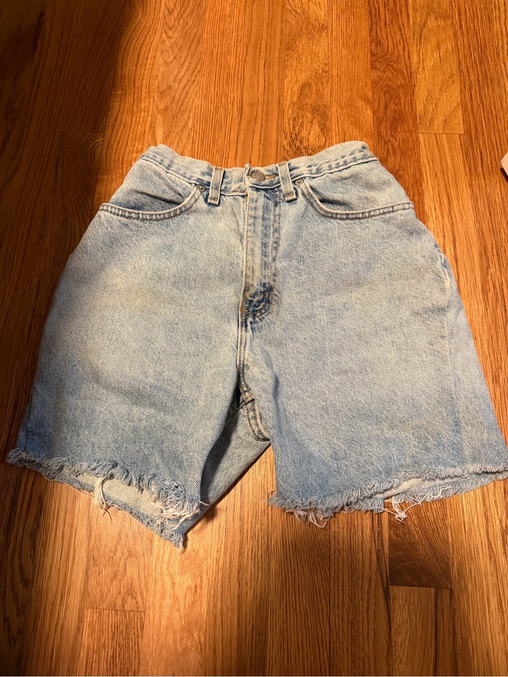 Perfectly worn vintage faded glory cutoffs.
Size 25